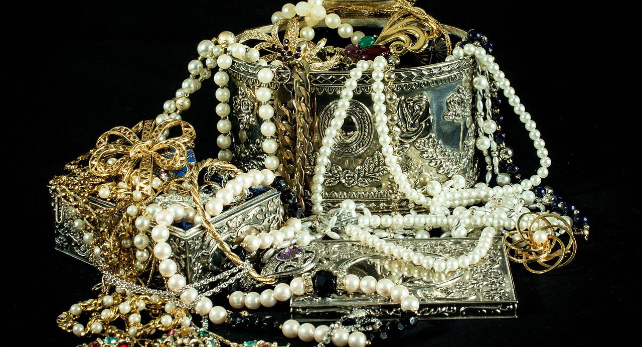 jewels, jewelry, necklace-396441.jpg